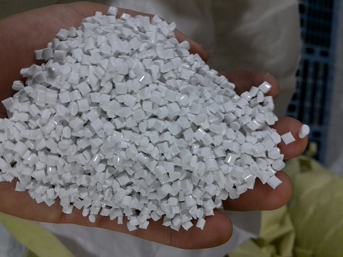 再生塑料造粒厂家生产中添加荧光增白剂的必要性？